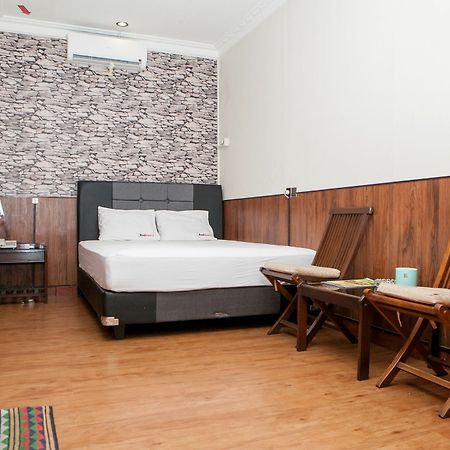 Reddoorz Plus Near Riau Street Бандунг Екстериор снимка