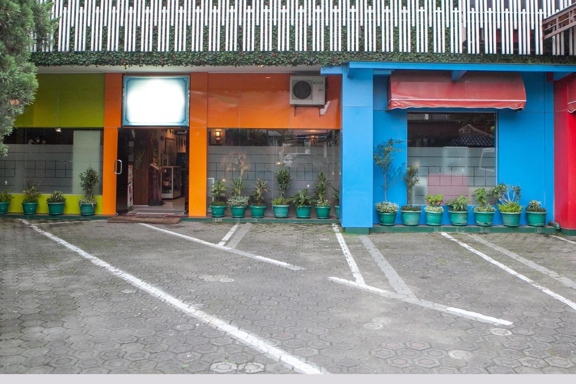 Reddoorz Plus Near Riau Street Бандунг Екстериор снимка