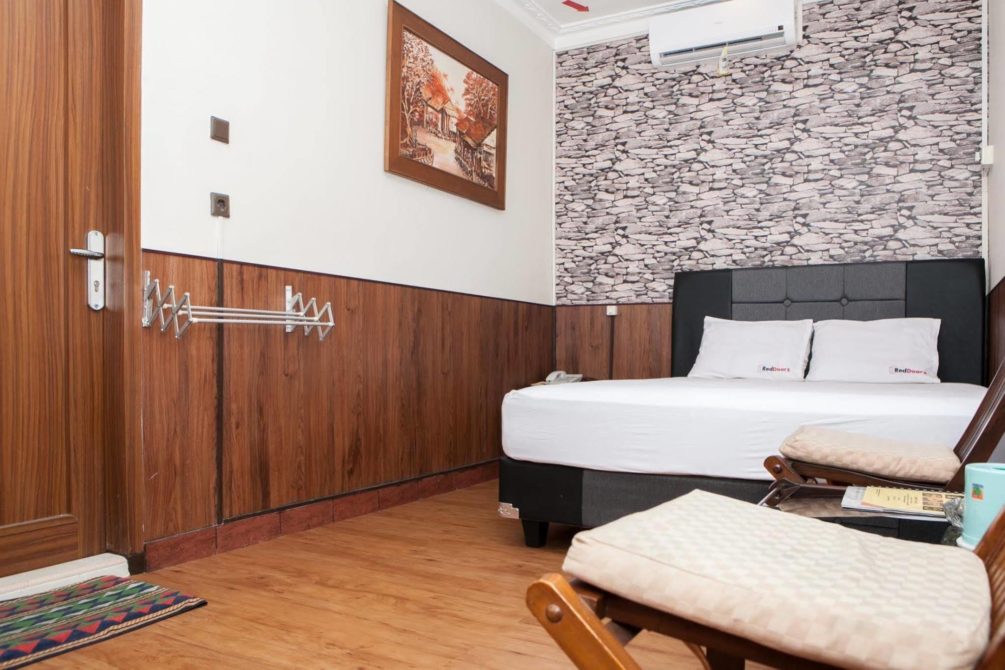 Reddoorz Plus Near Riau Street Бандунг Екстериор снимка