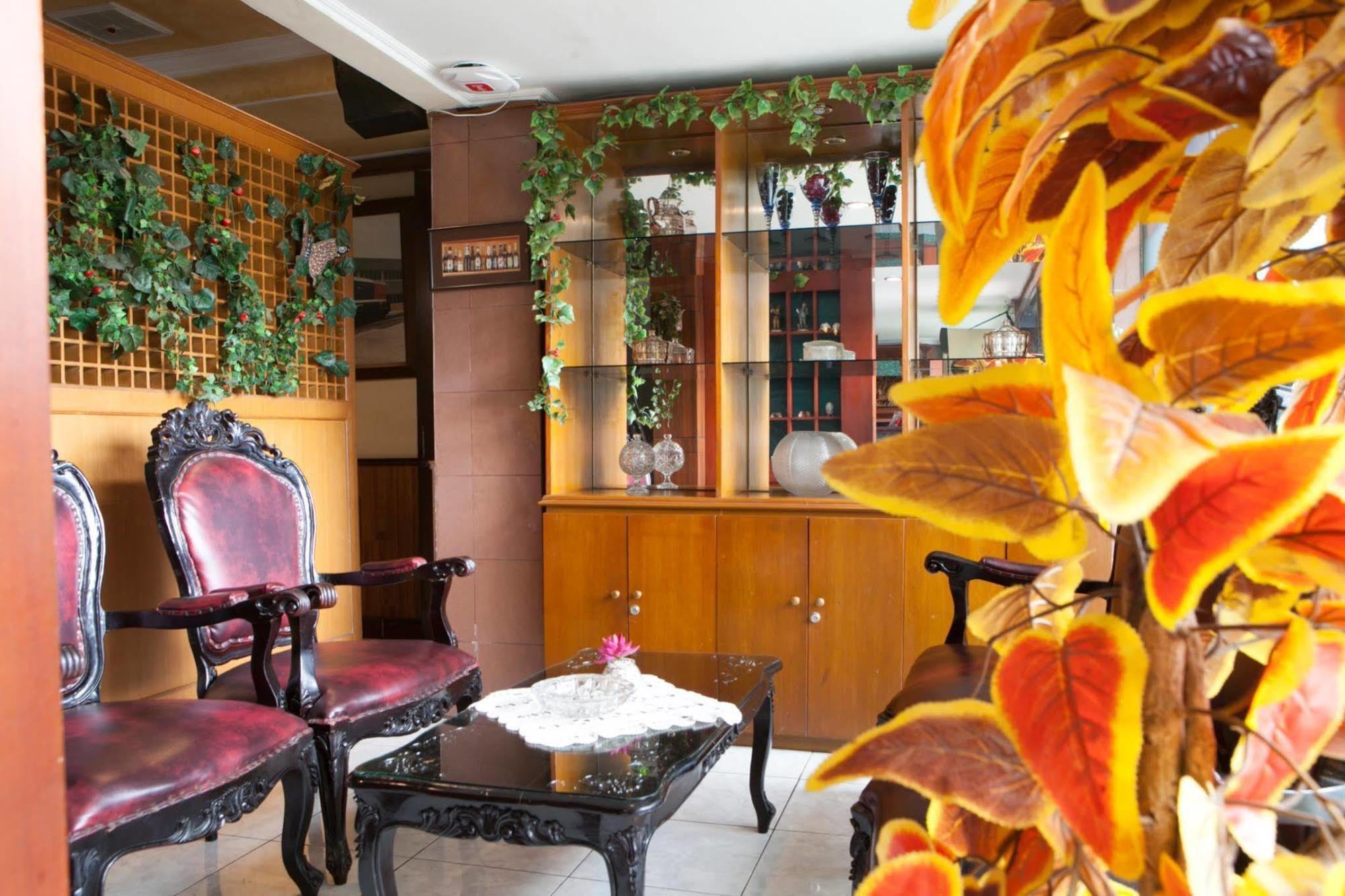Reddoorz Plus Near Riau Street Бандунг Екстериор снимка