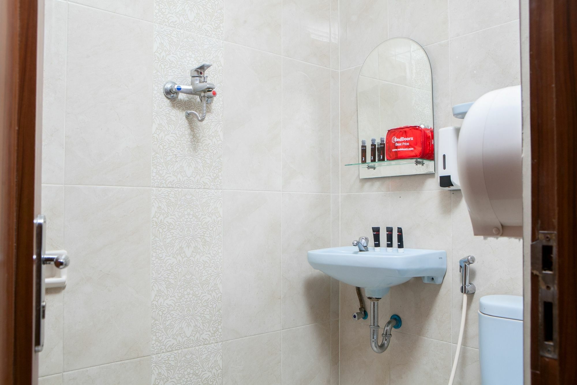 Reddoorz Plus Near Riau Street Бандунг Екстериор снимка