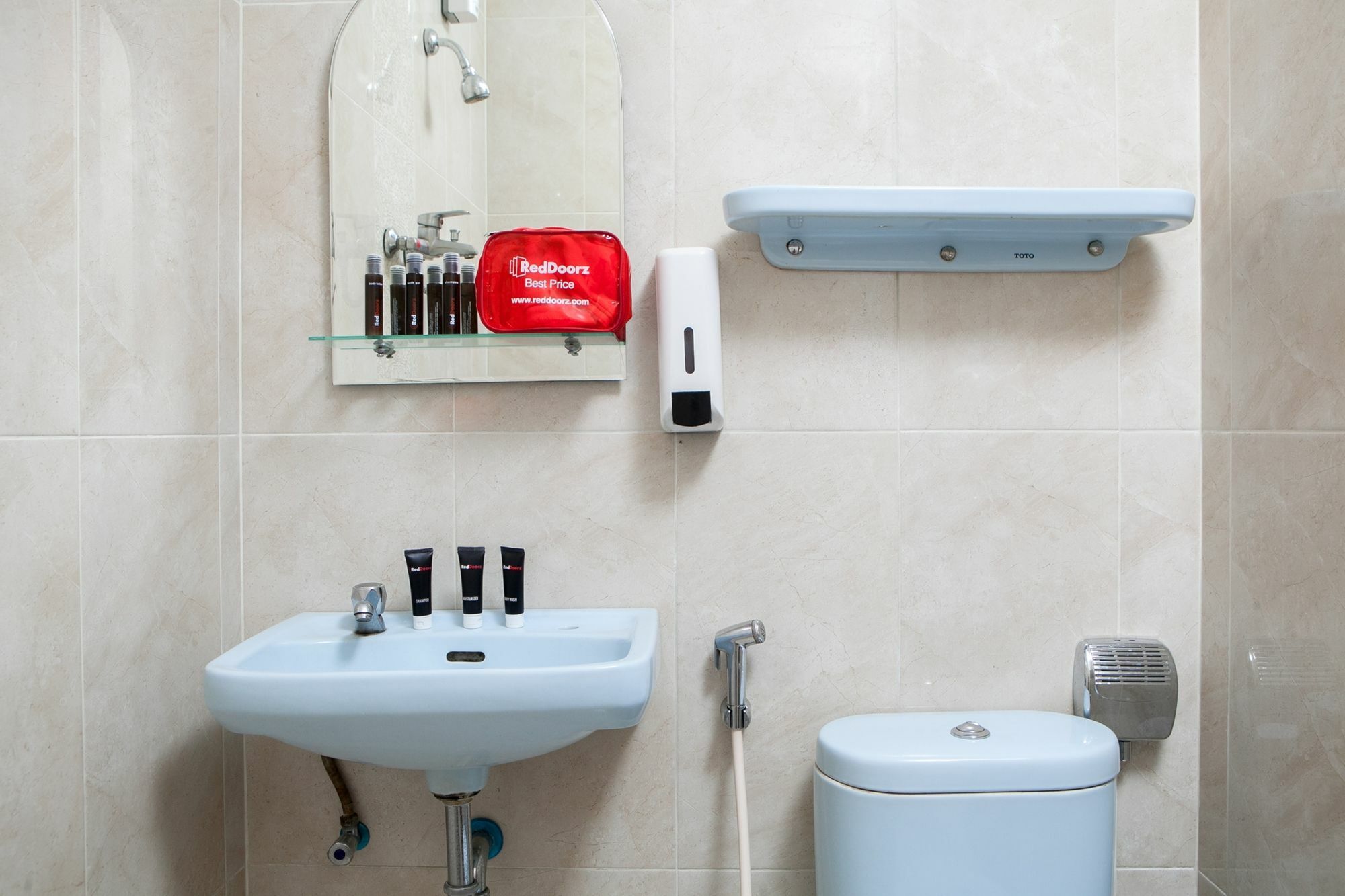 Reddoorz Plus Near Riau Street Бандунг Екстериор снимка