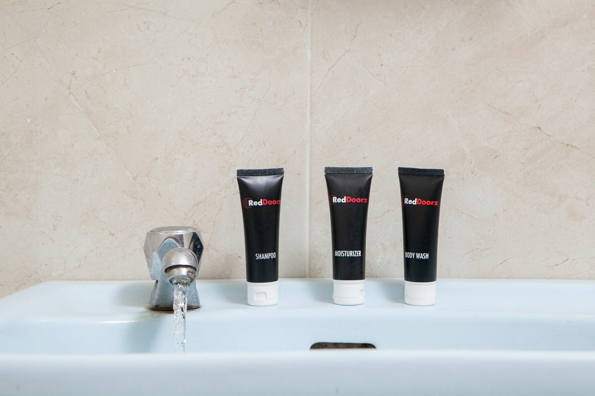Reddoorz Plus Near Riau Street Бандунг Екстериор снимка